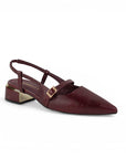 Vista diagonal de zapatilla vino destalonada para mujer con correa ajustable punta fina cerrada y tacón cuadrado de 4cm