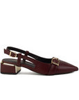 Vista lateral de zapatilla vino para mujer con herraje en punta fina y tacón bajo de 4cm
