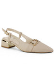 Vista diagonal de zapatilla beige destalonada para mujer con herraje en punta fina cerrada y tacón bajo de 4cm