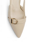 Vista de material sintético en zapatilla beige destalonada para mujer con herraje en punta fina tacón bajo de 4cm y correa ajustable