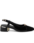 Vista lateral de zapatilla negra con detalles dorados, pulsera ajustable y tacón bajo 4cm para dama