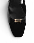 Vista del detalle dorado en la zapatilla negra de punta cuadrada con tacón bajo 4cm