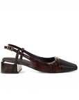 Vista lateral de zapatilla café con detalles metálicos, pulsera ajustable y tacón bajo 4cm para dama
