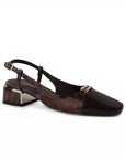 Vista diagonal de zapatilla café con punta cuadrada, tacón bajo 4cm y pulsera ajustable para dama