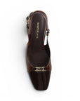 Vista superior de zapatilla café con punta cuadrada, detalles metálicos, pulsera ajustable y tacón bajo 4cm