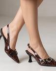 Zapatillas cafés con punta fina, herrajes metálicos, pulsera ajustable y tacón medio 7cm para dama