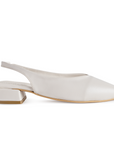 Vista lateral en la zapatilla beige de punta fina para dama con pulsera al talón y tacón bajo 4cm