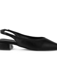 Vista lateral en la zapatilla negra de punta fina para dama con pulsera al talón y tacón bajo 4cm