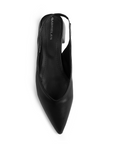 Vista superior de la zapatilla negra con punta fina, tacón bajo 4cm y talón descubierto