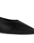 Detalle del material sintético en la zapatilla negra de punta fina con tacón bajo 4cm para dama