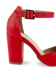 Vista trasera de tacón bloque de 8cm en zapatilla con punta fina cerrada y pulsera ajustable en color rojo para mujer