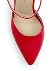 Vista de material cabra sintético en zapatilla roja con punta cerrada y tacón medio de 8cm ajustable con pulsera al tobillo para mujer