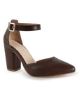 Vista diagonal de zapatilla café para mujer con pulsera ajustable, punta fina y tacón medio de 8cm