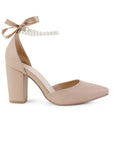 Vista lateral de zapatilla para mujer color nude con tacón medio y perlas