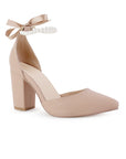 Vista diagonal de zapatilla nude con perlas puntal para mujer