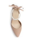 Vista superior de zapatilla para mujer con pulsera de perlas color nude