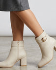 Botas beige cortas para dama con tacón medio de 7cm y hebilla oro