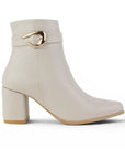 vista lateral de las botas para dama color beige con tacón medio 7cm