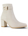 vista diagonal de botas beige para dama con hebilla oro y tacón de 7cm