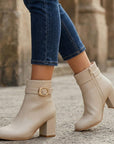 Botas beige cortas con hebilla oro y tacón cuadrado casuales para dama