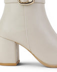 vista trasera del tacón medio 7cm en botas para dama beige