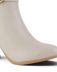detalle del material sintético en botas beige para dama con tacón medio 7cm