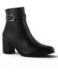 vista diagonal de botas negras para dama con hebilla plata y tacón de 7cm