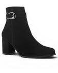 vista diagonal de botas negras para dama con hebilla plata y tacón de 7cm