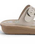 Vista trasera de sandalia beige para mujer destalonada con aroma
