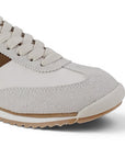 detalle de material sintetico en tenis casual de mujer color gris