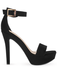 Vista lateral de zapatilla color negro para mujer con tacon alto