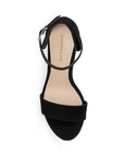 Vista superior de zapatilla color negro con tacon alto para mujer