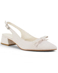 vista diagonal de zapatillas beige stiletto para dama con moño y tacón