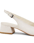 vista trasera del tacón bajo 4cm en zapatillas para dama beige con talón descubierto