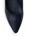 Vista de material cabra sintético en zapatilla azul marino tipo stiletto para mujer