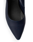 Vista de material cabra sintético de zapatilla azul marino destalonada con tacón ancho de 6cm
