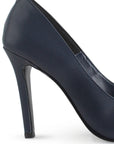Vista trasera de zapatilla azul marino con tacón delgado de 10cm.