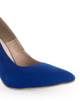 Vista a detalle de zapatilla puntal tipo stiletto para mujer azul rey