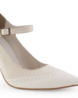 Vista a detalle de stiletto beige para mujer con pulsera