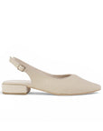 vista lateral de zapatillas beige con talón descubierto y tacón bajo de 3cm