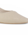 detalle del material sintético en zapatillas para dama color beige