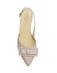 Vista superior de zapatilla beige puntal para mujer con moño