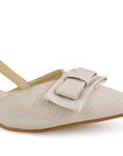 Vista a detalle de moño en zapatilla beige para mujer