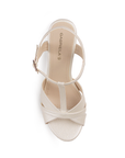 Vista superior de zapatilla beige para mujer con pulsera