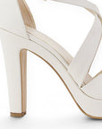 vista trasera de zapatillas beige de tacon alto para mujer