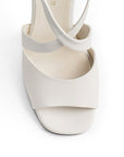 vista del detalle en pulseras cruzadas de zapatillas color beige para mujer con tacon
