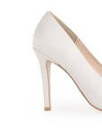 Vista trasera de zapatilla beige con tacón delgado de 10cm.