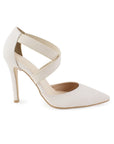 Vista lateral de zapatilla beige con tacon delgado para mujer