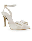 Vista lateral de zapatilla puntal para mujer con pulsera, moño y tacón alto 11cm en color beige