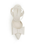 Vista superior de zapatilla beige para mujer puntal con moño y pulsera